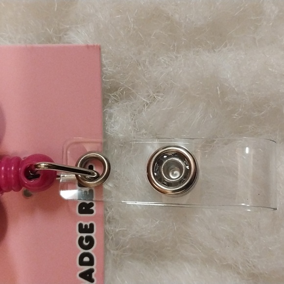 HELLO KITTY BIG BOW BADGE REEL - Picture 3 of 6